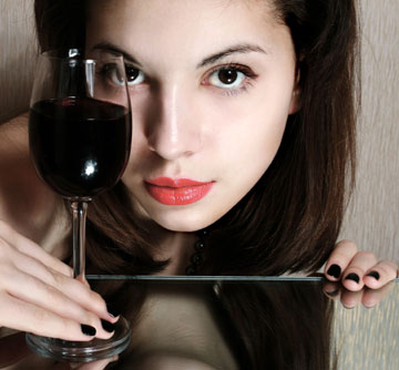חצי כוס יין תלהיט את האוירה (צילום: שאטרסטוק)