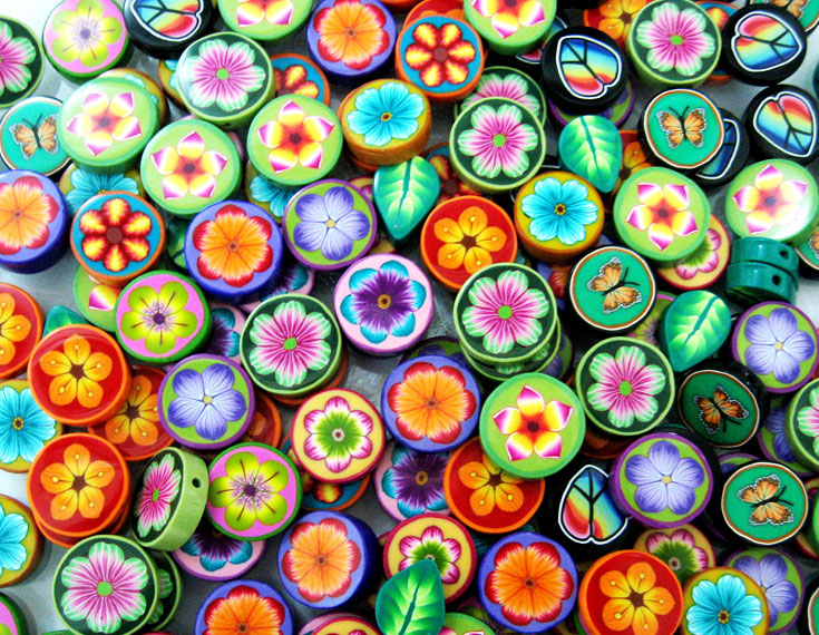 חרוזי מילאפיורי שטוחים במגוון דוגמאות וצבעים. לפרוס ולחורר (צילום: מרסיה ציגלניק)