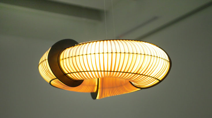 מנורה של אביעד פטל, המוצגת במוזיאון העיצוב במסגרת אירועי ''עוצב בישראל'' (צילום: אמית הרמן)