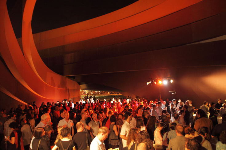 רחבת מוזיאון העיצוב חולון בערב הפתיחה של שבוע העיצוב. מאות מוזמנים הגיעו (צילום: אמית הרמן)