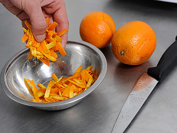 3. חותכים את קליפות התפוזים לרצועות קצרות (צילום: דודו אזולאי)