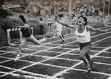 (מימין) האתלטית שוברת השיאים, אסתר רוט שחמורוב (צילום: צביקה טישלר)