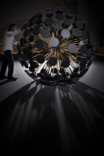 מסעוד חסאני מציג את מגלה המוקשים מסעוד חסאני מציג את מגלה המוקשים