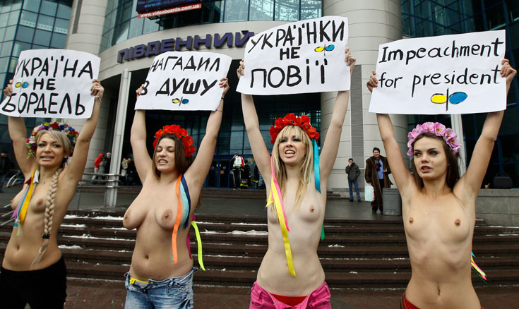 ציצי פוליטי. חברות התנועה האוקראינית FEMEN מפגינות נגד זנות ושחיתות