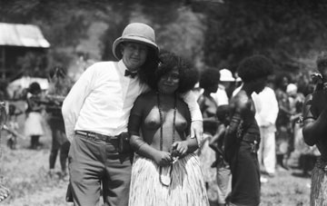 תייר ומקומית בפפואה-גינאה החדשה, 1920 (צילום: gettyimages)