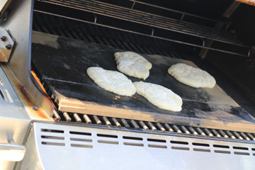 במקום בתנור אפשר להשתמש בגריל - העיקר שהאבן תהיה לוהטת (צילום: יוחי מנדיל)