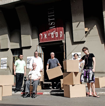 משפחת קסטיאל בפתח החנות בדרום תל אביב (צילום: פיני סילוק)
