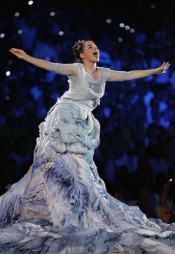 ביורק בשמלה של קוקוסלאקי בטקס האולימפיאדה. ''זו היתה חוויה חזקה שלא תשוב על עצמה'' (צילום: gettyimages)