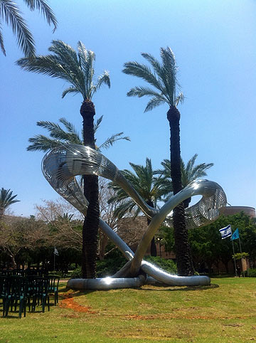 פסל שלו באוניברסיטת ת''א. נע בין אמנות, אדריכלות ועיצוב (צילום: מיכאל יעקובסון)