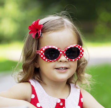 כדאי להרכיב משקפי שמש בילדות (צילום: Miramiska/shutterstock)