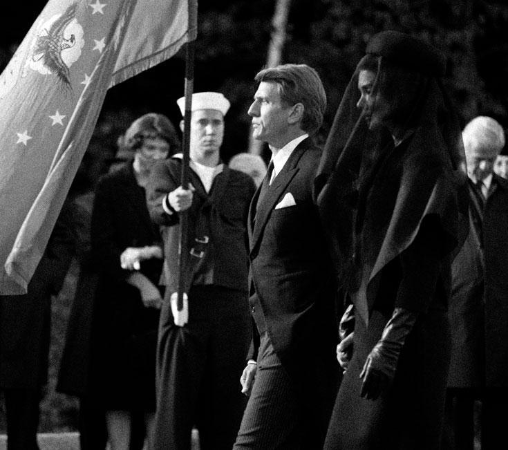 סצנת הלוויה בקנדיס. קייטי נכנסת לנעליה של ג'קי (צילום: באדיבות  2010 Kennedys Productions (Ontario) Inc. and Zak Cassar)