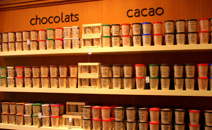 הפונדו נמכר בכלי חרס מיוחדים, ששומרים על חומו של השוקולד המומס (צילום: שרון היינריך)