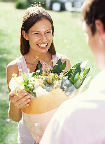 גם כאלה לא יזיק אם תביא מדי פעם. בתמונה, למתקשים: פרחים. לא, נו, לא אלה שמביאים לך מכות (צילום: thinkstock)