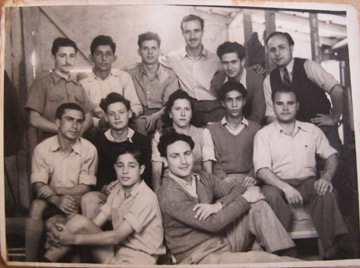 אפרים קסטיאל (במרכז השורה העליונה) עם עובדיו, 1954  (צילום: )