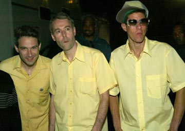2004. חולצות צהובות תואמות במסיבה (צילום: gettyimages)