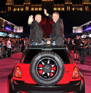 התאומים דין ודן קאטן למותג דיסקוורד והרכב שעיצבו ל-BMW. חלק מפרויקט להעלאת המודעות לאיידס