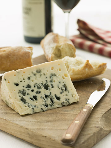 טעם חזק. גבינה כחולה על מגש גבינות (צילום: shutterstock)