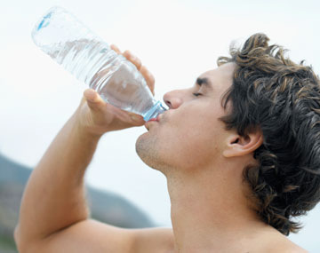 שתיית מים להעשרת הלחות (צילום:thinkstock)