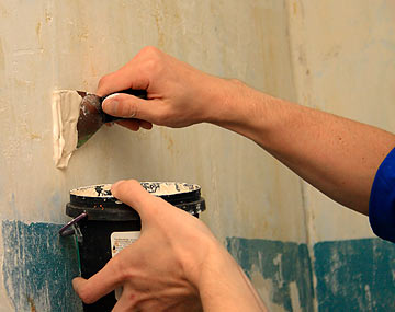 משיכה קצרה ממלאת את כל החור, ומשאירה את שאר הקיר חלק (צילום: Shutterstock)