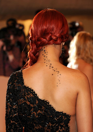 אם יש לך קעקוע על העורף ותוספות שיער: הצמה האסימטרית של ריהאנה (צילום: gettyimages)