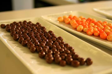 ההיצע מקורי - למשל, פניני שוקולד וכוסברה (צילום: שרון היינריך)