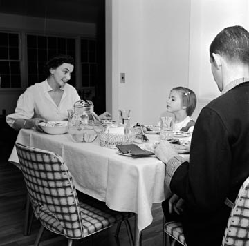 בארצות הברית נוהגים לאכול את הארוחה העיקרית של היום בערב, כשכל המשפחה נפגשת בבית (צילום: gettyimages)