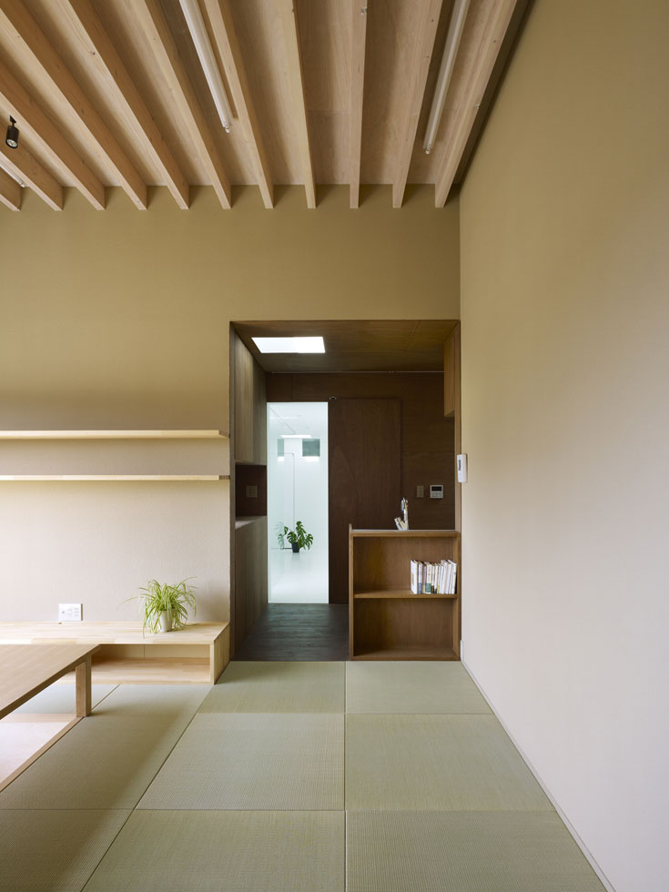 החדרים משיקים זה לזה, ללא מבואות ומסדרונות (צילום: Toshiyuki Yano)