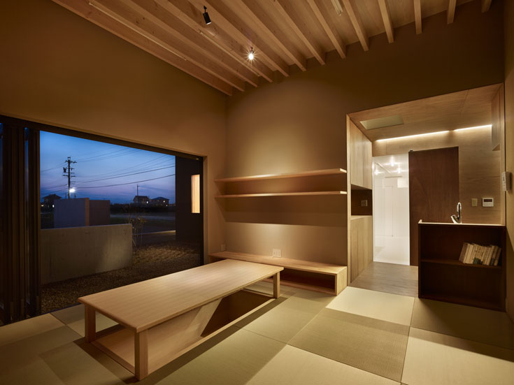 סלון הבית בהאיצ'י. ססאקי פירק והרכיב מחדש את תוכנית הדירה המוכרת (צילום: Toshiyuki Yano)