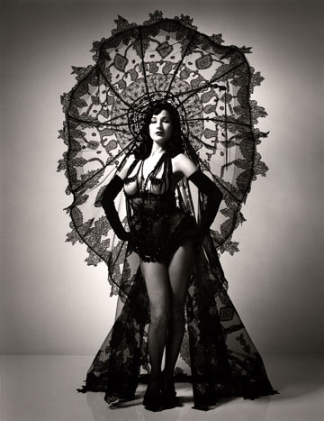 דיטה פון טיז בתלבושת החושפנית שלבשה דנה אינטרנשיונל באירוויזיון היובל (צילום: © Perou)