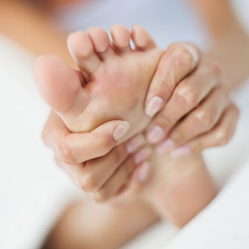 פנקו את כפות הרגליים באמבט או בעיסוי (צילום: thinkstock)