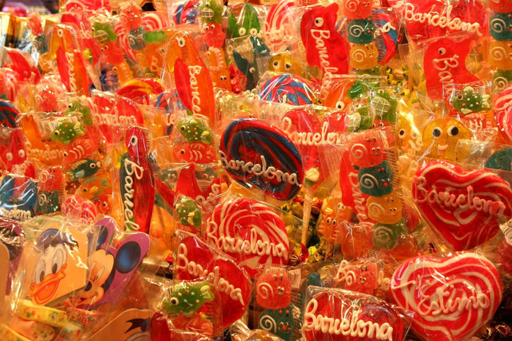 החוויה האסתטית מושלמת, הקולינרית - הרבה פחות. סוכריות בשוק לה בוקריה (צילום: שרון היינריך)