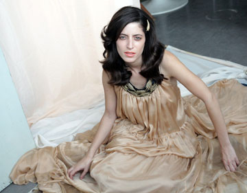 גוש מדגמנת למעצבת התכשיטים אפרת קסוטו, 2009 (צילום: רפי דלויה) גוש מדגמנת למעצבת התכשיטים אפרת קסוטו, 2009 (צילום: רפי דלויה)