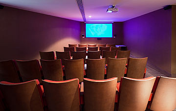 אולם קולנוע קטן, לצד האולמות המיועדים לקהל העסקי (צילום: אסף פינצ'וק)