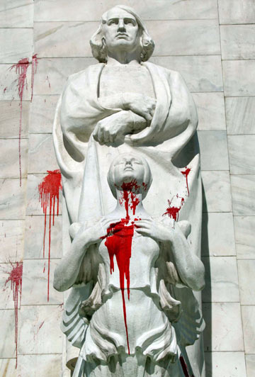 דם בעיניים. פסל של כריסטופר קולומבוס בארצות הברית (צילום: gettyimages)