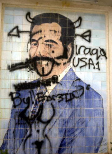 להשתיק את הדיקטטור. ונדליזם  סביב גרפיטי של סאדם חוסיין (צילום: gettyimages)