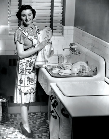 גם כשאני מנקה את הבית או שוטפת כלים, אני מקפידה להשתמש בלקים עמידים  (צילום: gettyimages)