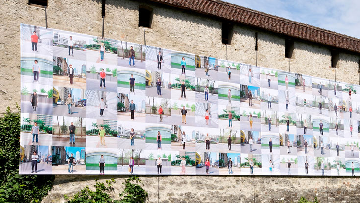 האמירה של האמן הסיני הנרדף איי וואי וואי. 500 סינים שמבקשים לנסוע לטיול באירופה, ועוברים מסכת תלאות, מופיעים על חומת העיר העתיקה (צילום: Galerie Urs Meile Beijing, Lucerne)