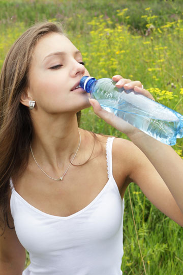 "שתיה מרובה של מים משפרת את מראה העור" (צילום: shutterstock)