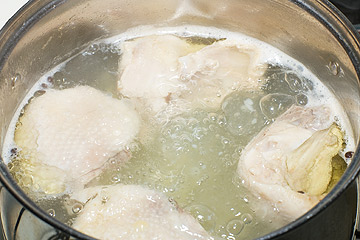 השיטה הסינית: מבשלים את העוף לפני הצלייה (צילום: thinkstock)
