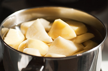 תפוחי האדמה צריכים להיכנס לתנור לאחר שבושלו (צילום: thinkstock)