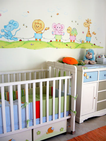 ציורים מתוקים בחדר תינוקות. מצויירים בגובה כזה שהרהיטים לא יסתירו את הציור, גם אם משנים את מיקומם (צילום: חגית אמיר יוסיפון)
