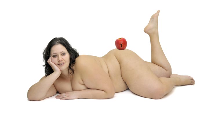 את צריכה להרגיש סקסית, לא משנה איך את נראית. בתמונה: בחורה שעד עכשיו אנחנו לא מבינים מה התפוח הזה קשור אליה (צילום: shutterstock)