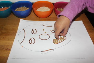 נותנים לילדים לשחק באוכל - ויוצרים תמונה שכולה שלהם (באדיבות אתר ''את זה'')