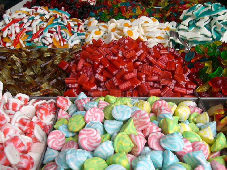 שוק רמלה. ממתקים בכל צבעי המאכל (צילום: אריאלה אפללו)