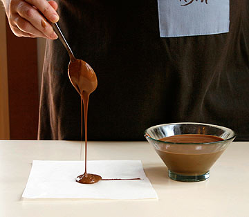 יוצקים את השוקולד על נייר אפייה (צילום: מאיה גמר)