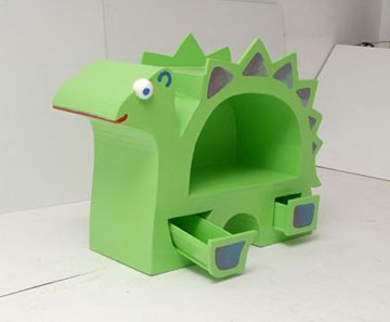 דינוזאור לחדר הילדים. יש מקום לספרים וצעצועים (צילום: אנג'לה בן אליעזר )