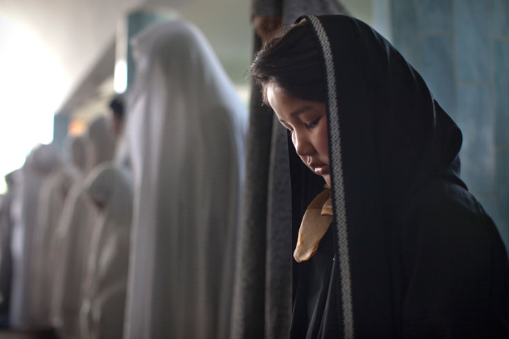 כבר 15 שנה הן שותקות. נשים מתפללות בקאבול (צילום: gettyimages)