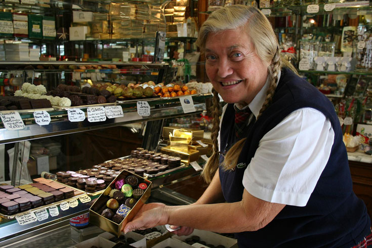 אישה מיוחדת שמוכרת את השוקולדים הכי מיוחדים שיש. דניס אקאבו (צילום: שרון היינריך)