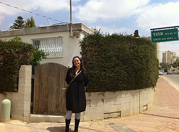בחזרה לבית ילדותי ברחוב אהוד בן גרא, לקראת המפגש (צילום: עטרה צחור)