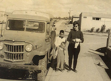 משפחת להב, מראשוני המתיישבים בשכונה, 1961 (צילום: חגי להב)